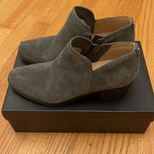 NWT. Naturalizer. Zarie Elephant Grey Suede Zip Ankle Boots. Never Worn.Size 7.5